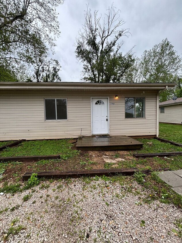 Foto principal - Available Now 2 bed 1 bath Duplex in Ozark