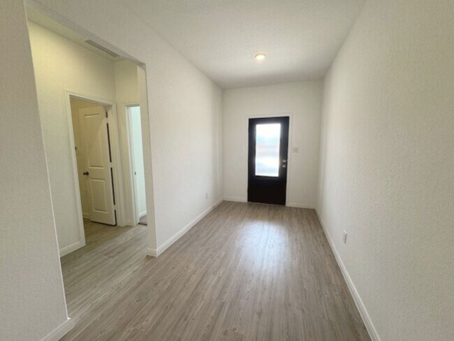 Building Photo - 2,359 SF Home in Seguin - 4 BD 3 BA - Nava...