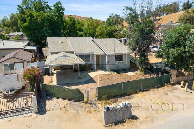 Building Photo - Spacious 4 Bed / 2 Bath Home In Beautiful ...
