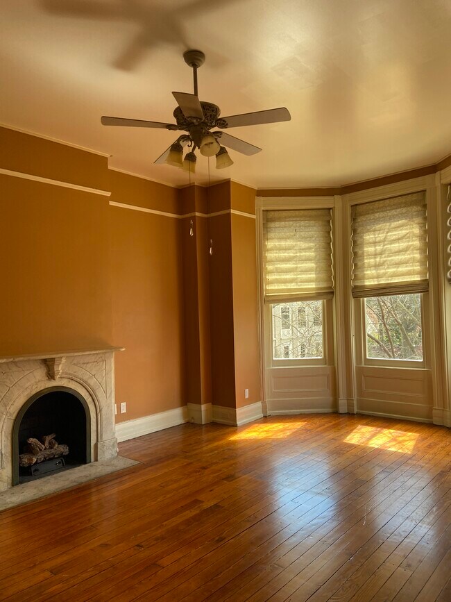 Living Room - 358 W Freemason St