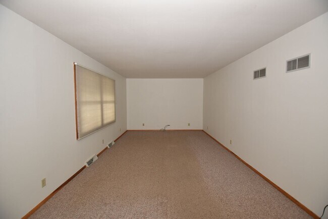 Foto del edificio - Mishawaka- 3 bedroom Country living near the Main Street Shopping and Edison Lakes business distr...