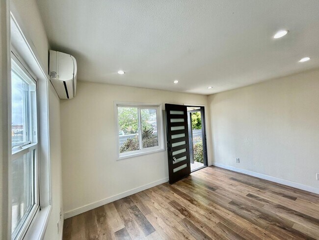 Building Photo - Charming Hyde Park 3b/2b Bungalow with Mod...