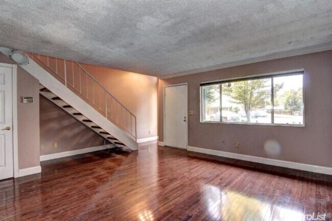Foto del edificio - AVAILABLE NOW!  COTTAGE OAKS CONDO IN A GR...