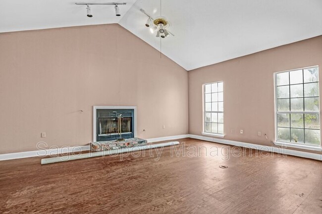 Building Photo - 4325 Highland Rd