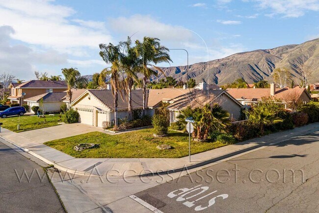 Building Photo - Charming 3 Bed/2 bath Home With Mountain V...