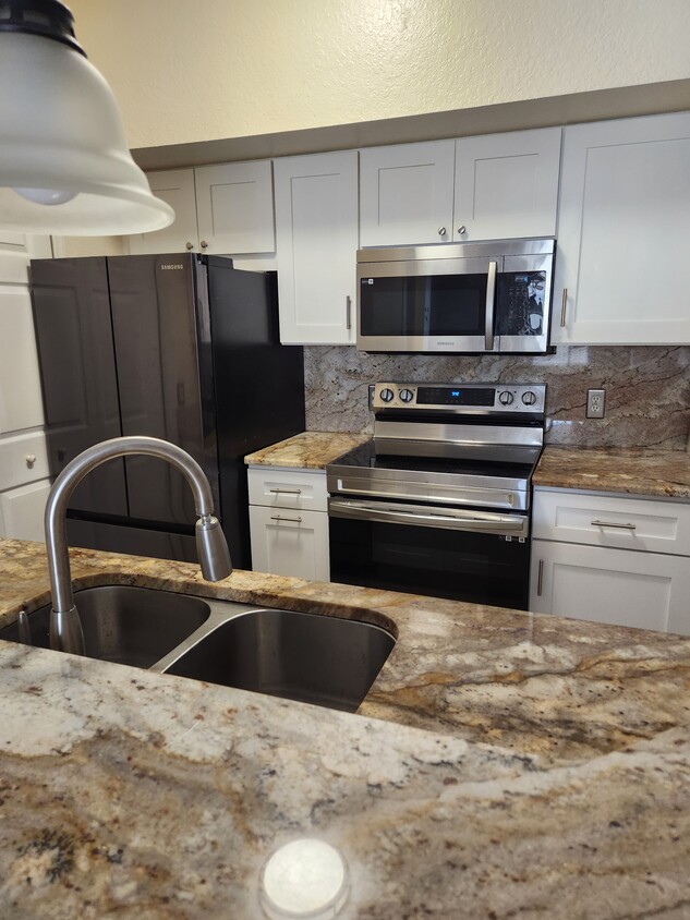Kitchen - 13003 Plantation Park Cir