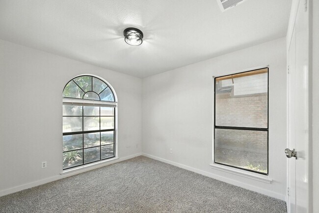 Foto del edificio - 4901 Tree Top Ln