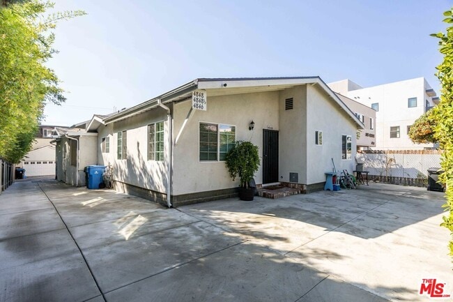 Foto del edificio - 4848 Oakwood Ave