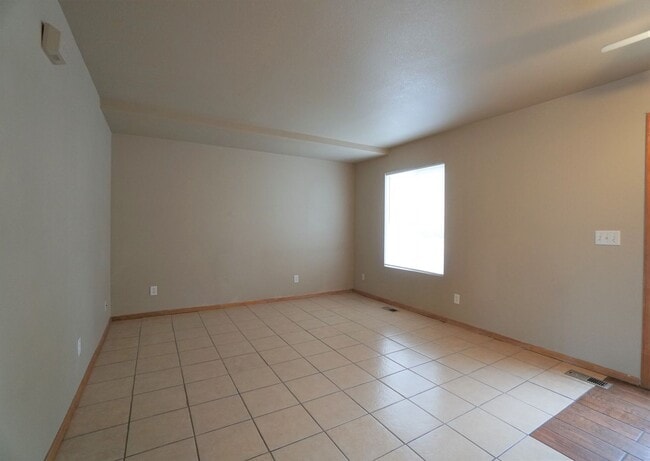 Building Photo - 472 Kitfield View
