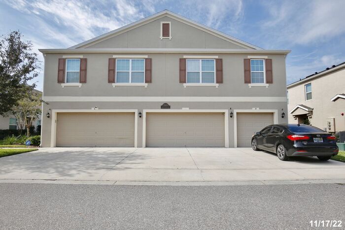 Foto principal - Spacious 3/2.5 Townhome with a 2 Car Garag...