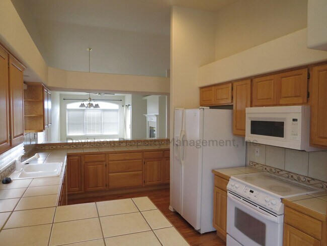 Building Photo - Beautiful 3 Bedroom Townhouse in Gleneagle, Gated Community!
