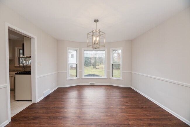 Comedor - 15472 Brewster Rd