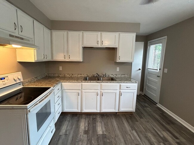Building Photo - 3 Bedroom House