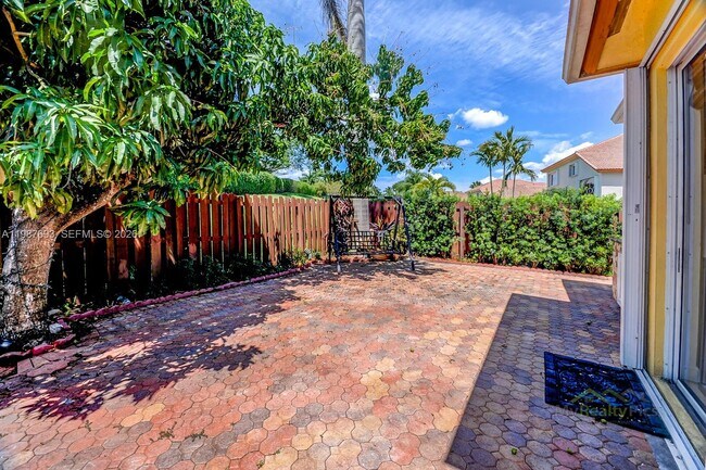 Foto del edificio - 5860 NW 111th Ave