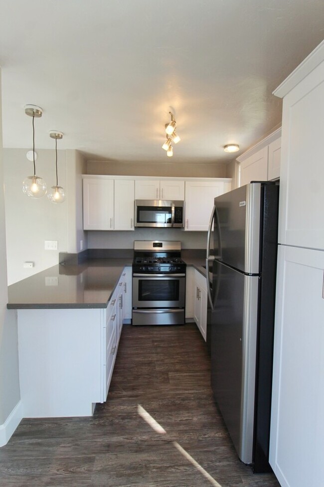 Building Photo - View DAILY B4 6:30PM| JUST LISTED| 1b1b Av...