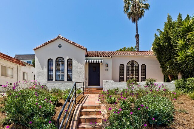 Se encuentra encima de la calle - 119 N Almont Dr