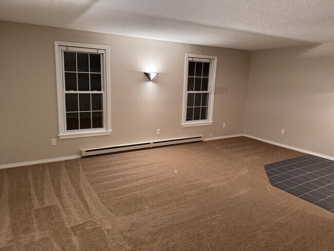 Foto del edificio - 239 Old Farms Rd