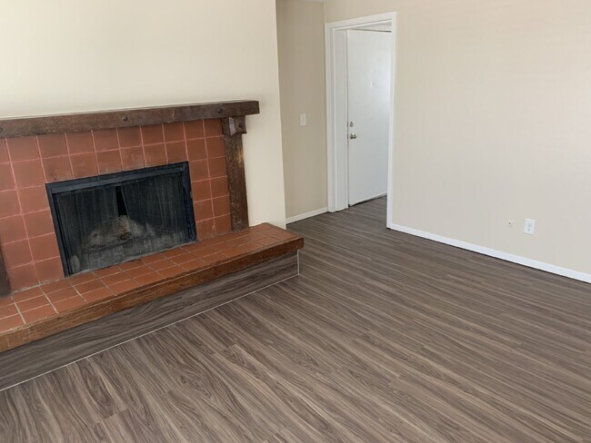 Foto del edificio - Very Clean 2-Bedroom Second-Floor Apartment