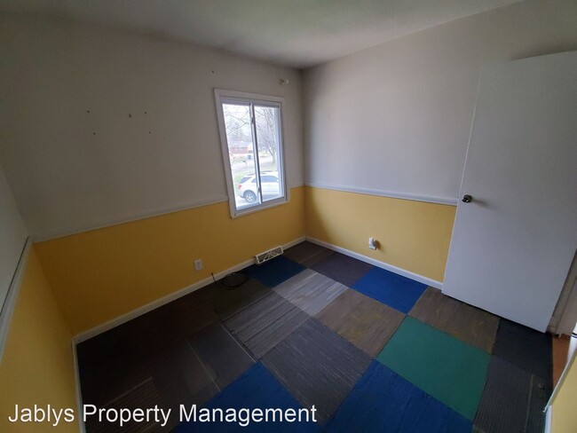 Building Photo - 3 br, 1.5 bath House - 2419 W Tamarack Place