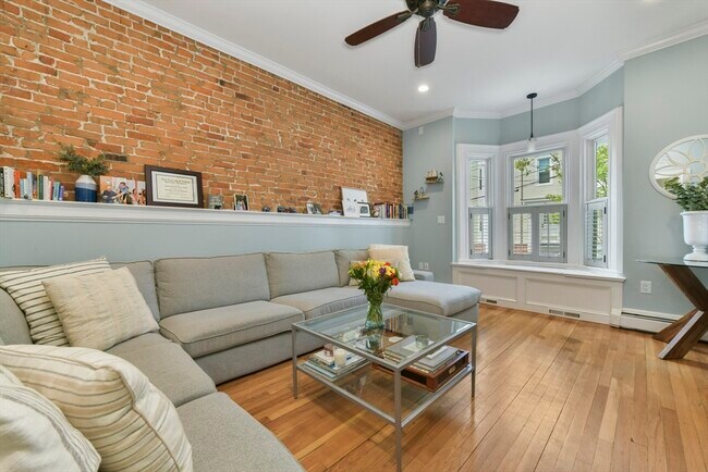 Building Photo - 122 G St