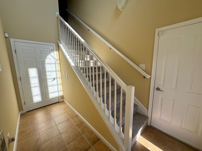 Building Photo - Immacualte condo with a 2 car garage and p...