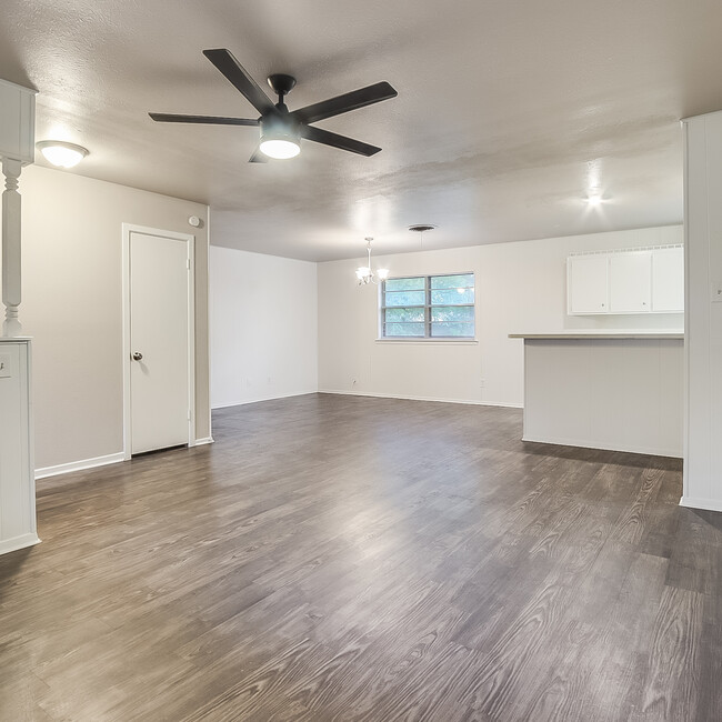 Building Photo - 3616 Falcon Dr
