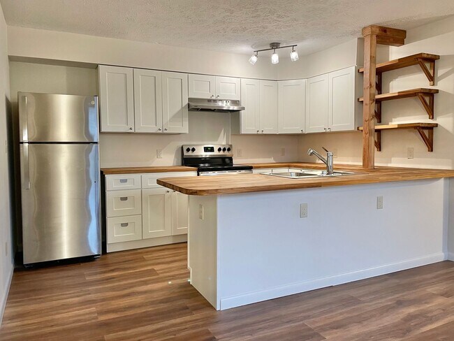 Foto del edificio - Renovated Quadplex unit in rural setting close to exit 113