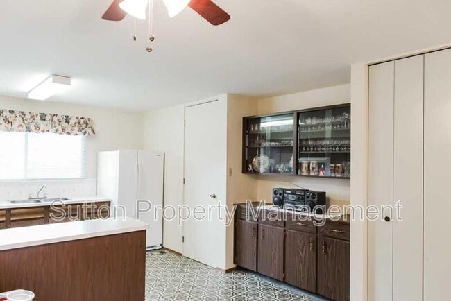 Building Photo - 9836-9881 AvenueKey 32