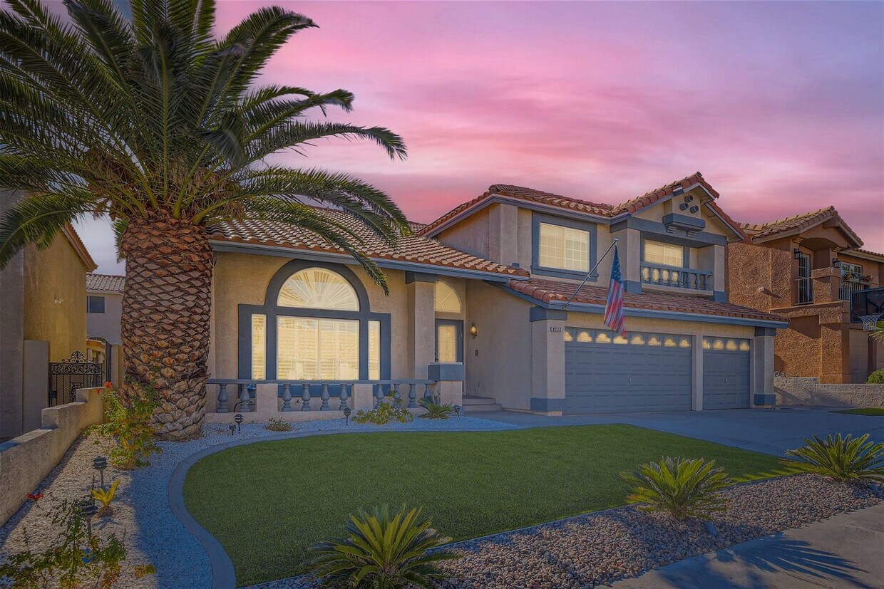Primary Photo - HUGE 5 Bedroom Home In Desert Shores with ...