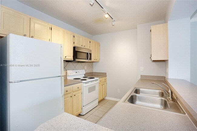 Building Photo - 2665 SW 37th Ave