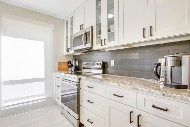 Foto del edificio - 512 Brackenwood Pl