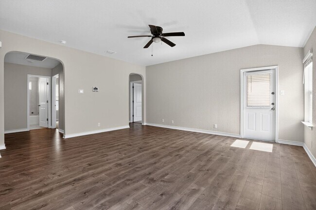 Foto del edificio - Spacious 3-Bedroom Home with Open Layout i...