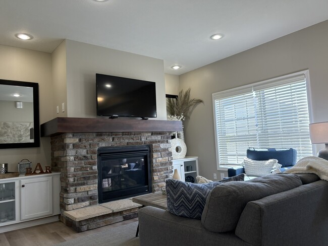 Living Room w/ Gas Fireplace - Residences at Oak View