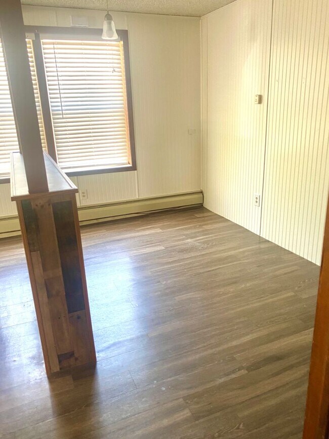 Building Photo - Charming 2 Bedroom, Next to Everything Gol...