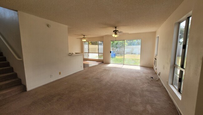 Foto del edificio - Charming  3 Bedroom 2.5 Bath Single Family...