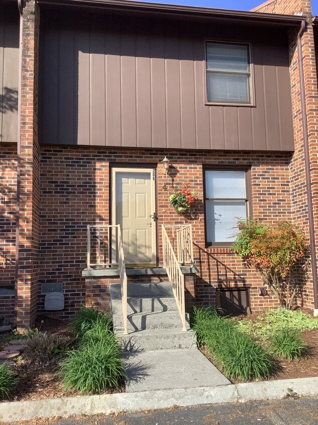 Front Entrance - 206 Opal Ln