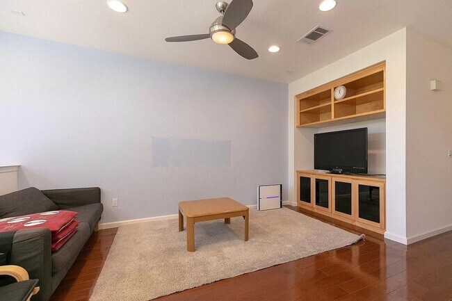 Foto del edificio - QUIET, PRIVATE LIVING CLOSE TO EVERYTHING ...