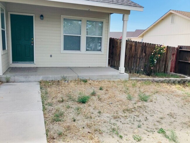 Building Photo - Charming 3 Bedroom