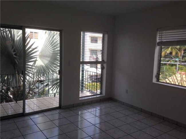 Building Photo - 641 Espanola Way