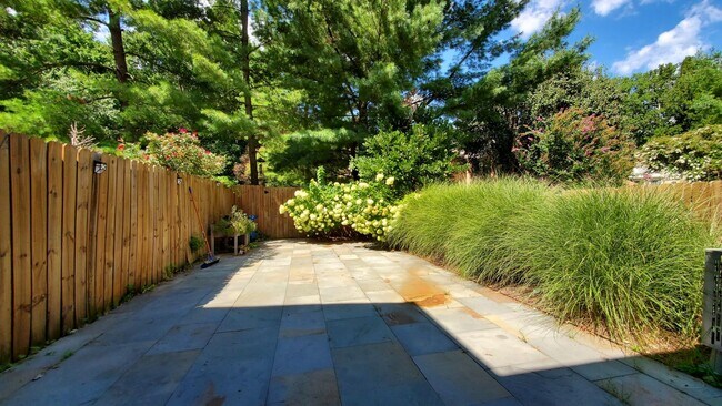 Building Photo - Fabulous 3BR/3.5BA Potomac Townhome, in Inverness Knolls!!