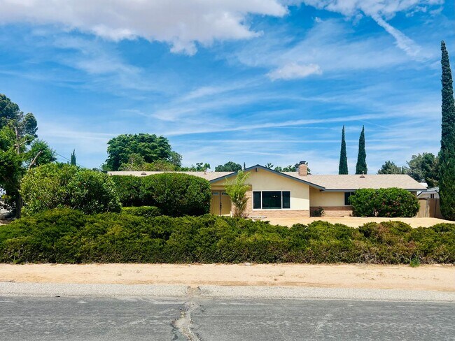 Foto del edificio - Scenic Hillside Living – Spacious 3 Bed, 2 Bath with Sweeping Views