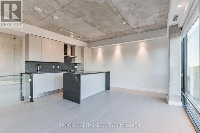 Photo du bâtiment - 246 Logan Ave