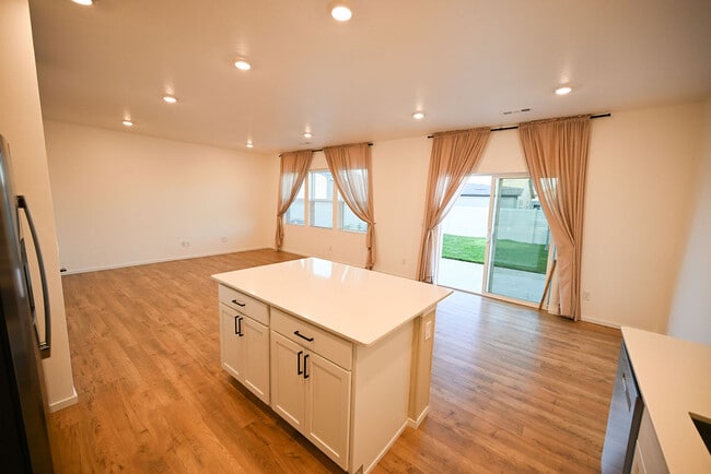 Building Photo - Meadow Loop