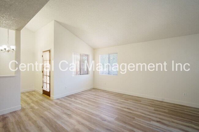 Foto del edificio - 5905 Auburn Oaks Dr