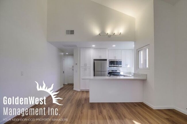 Building Photo - Stylish 1Bdm 1Ba Condo in Desirable Golden...