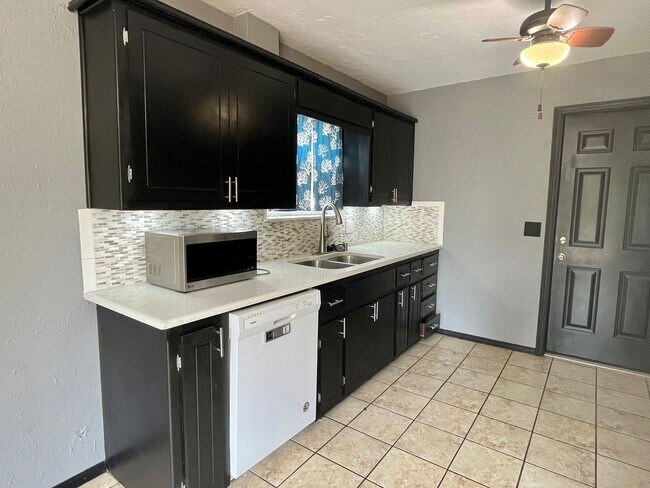 Building Photo - Charming 3 Bed 2 Bath!!