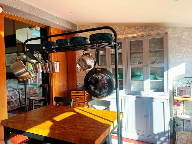 Building Photo - Cozy and Fully Furnished Burlingame Studio!