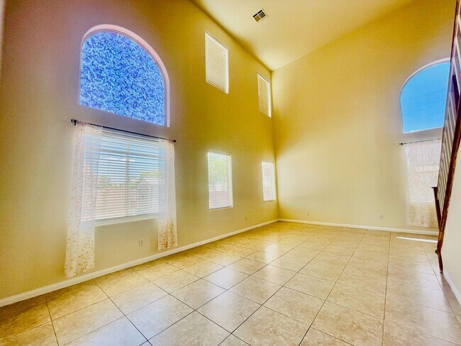 Building Photo - Newly Renovated 5 bd, 3 bth, Loft, w/ down...