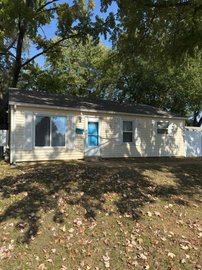 Building Photo - 2575 Hawthorne Manor Dr