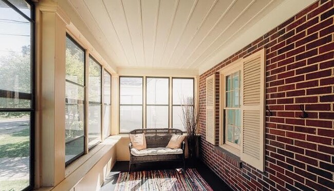 All season Porch - 508 Alger St SE